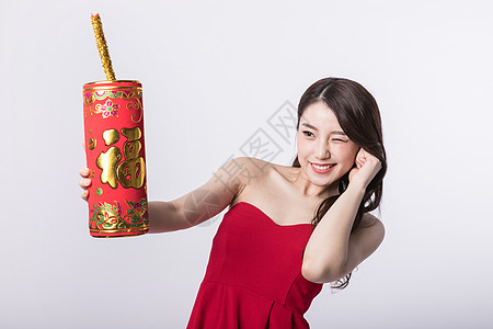 新春手拿福字鞭炮的女孩图片素材