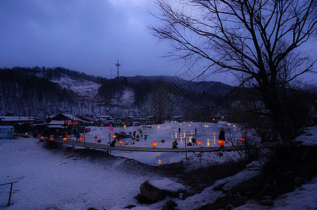 冬季东北雪谷雪乡灯笼雪景亲子游高清图片