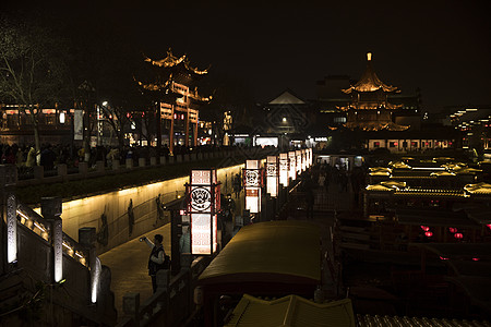 夜晚的古风建筑图片