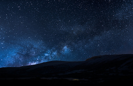 山峰星空背景图片