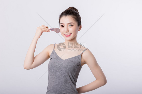 美丽女孩手拿粉刷化妆图片