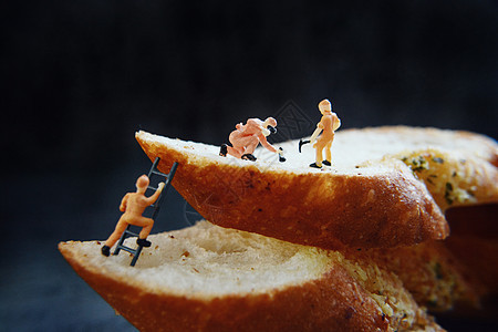 美食面包微距人偶创意背景图片