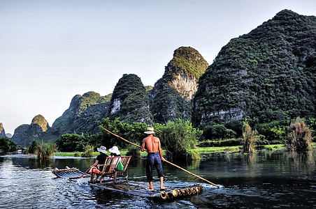景区游客桂林山水间竹筏漂流背景