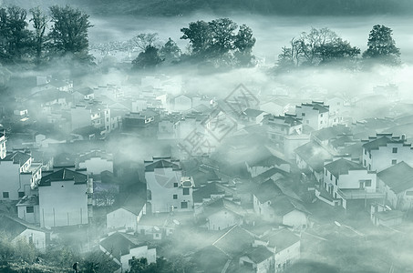 薄雾下的婺源村庄背景图片