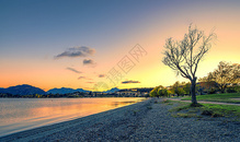 新西兰日出时分的湖光山色图片