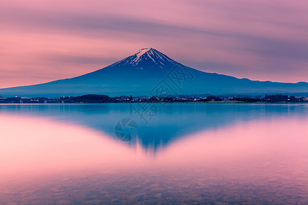 雪山倒影日本富士山夕阳背景