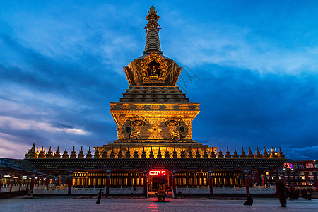 亚青寺夜景图片