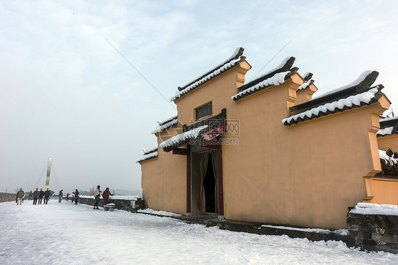 冬天里下雪后的古建筑图片