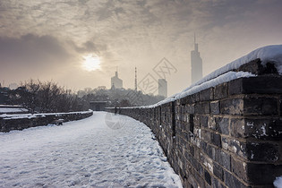 冬天里下雪后的古建筑图片