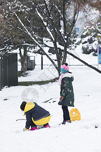 玩雪的小孩小孩在玩雪背景
