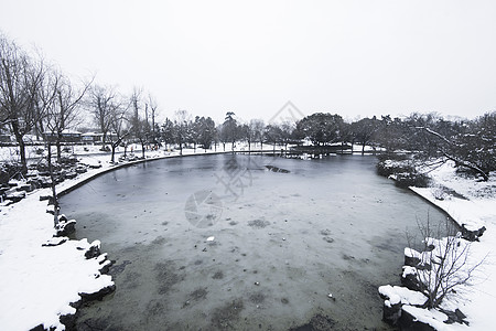 雪后初霁下雪后的湖泊古建筑背景