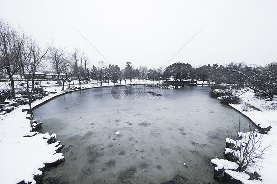 下雪后的湖泊古建筑图片