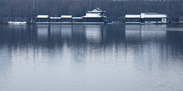 下雪后的湖泊古建筑图片