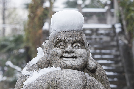 雪后的佛像背景图片