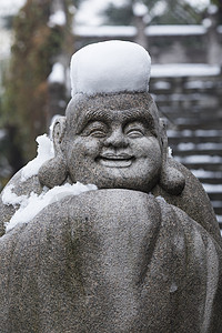 雪后的佛像背景图片