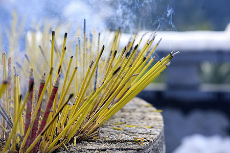 新年祈福寺庙里的香火背景