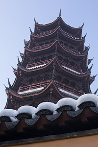 冬天里下雪后的古建筑图片