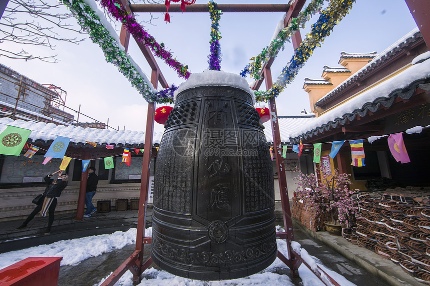 春节初一敲钟图片