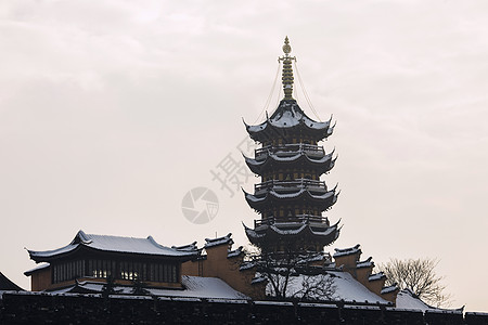 冬天里下雪后的古建筑图片