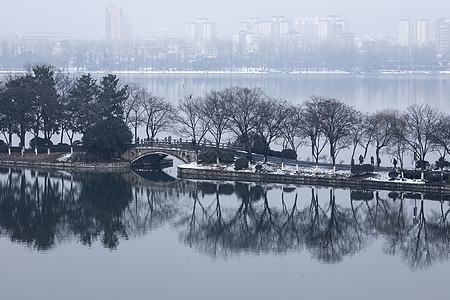 下雪后的湖泊古建筑图片