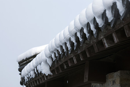 冬天里下雪后的古建筑图片