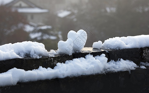 下雪后情人节的爱心图片