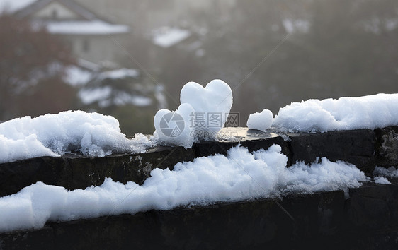 下雪后情人节的爱心图片