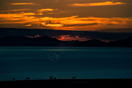 湖边的日落晚霞图片