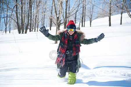 东北虎林园玩雪的女孩背景