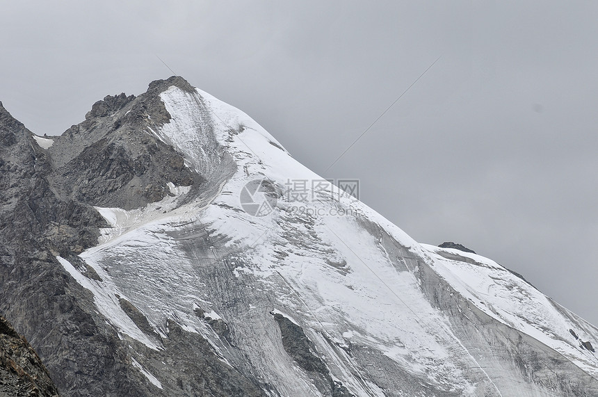 新疆天山山峰雪峰冰川图片