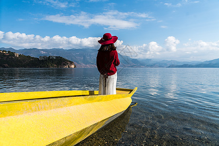 沉思的泸沽湖红衣少女背景