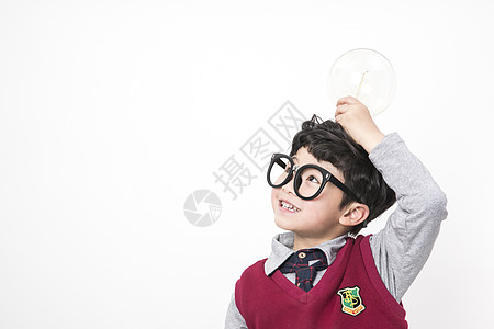 儿童戴眼镜思考中的小朋友背景