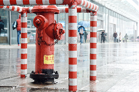 雨天路面路面警告标识背景