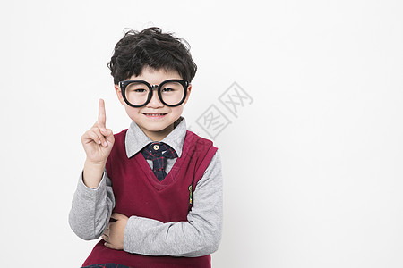 戴眼镜模特思考中的小朋友背景
