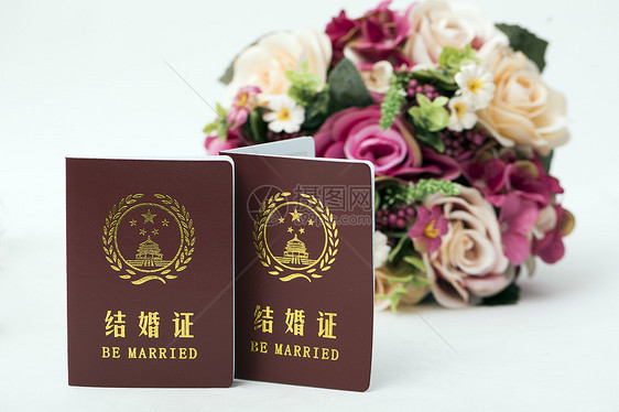 鲜花前的结婚证图片