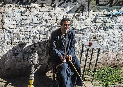埃及抽水烟的男人图片