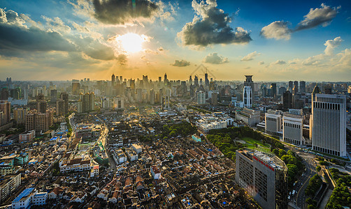 日落余晖下的上海城市风光图片