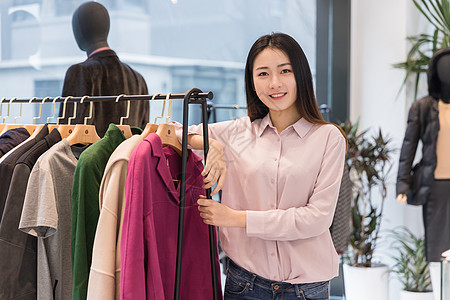 逛街女服装店内开心购物的女孩背景