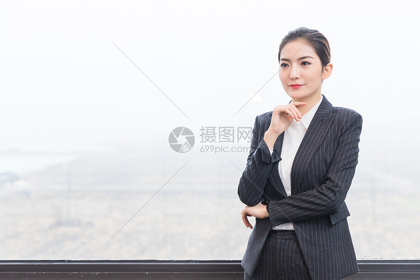 窗前干练的商务女士图片