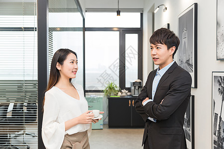 花间美女咖啡间聊天的商务男女背景