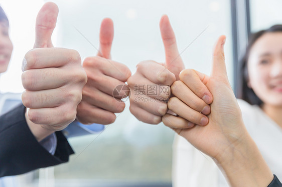 商务团队举大拇指图片