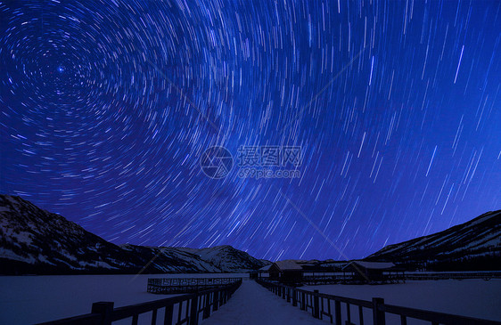 山峰小道星轨背景图片