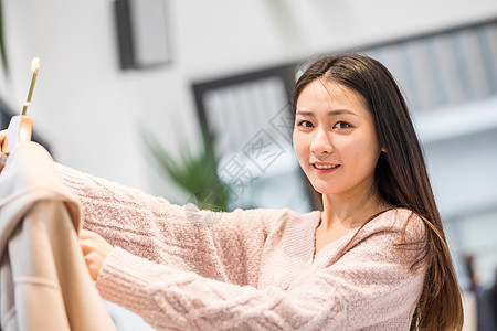 年轻美女逛街买衣服背景