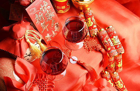 大年新年快乐红酒2杯背景