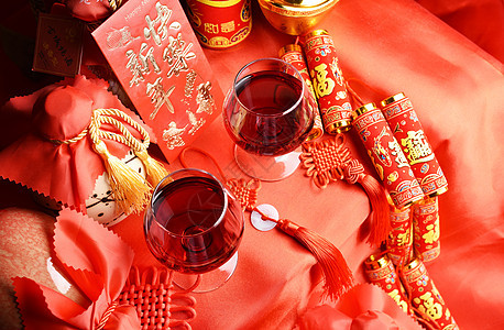 新年快乐红酒2杯图片