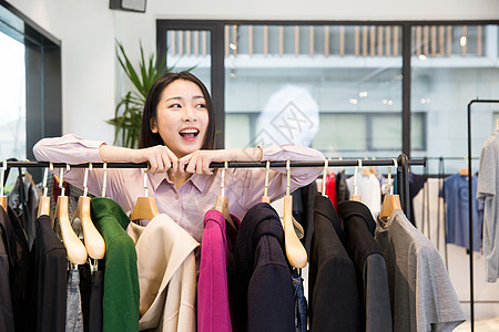 年轻女性服装店购物图片