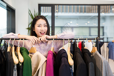 年轻女性服装店购物图片