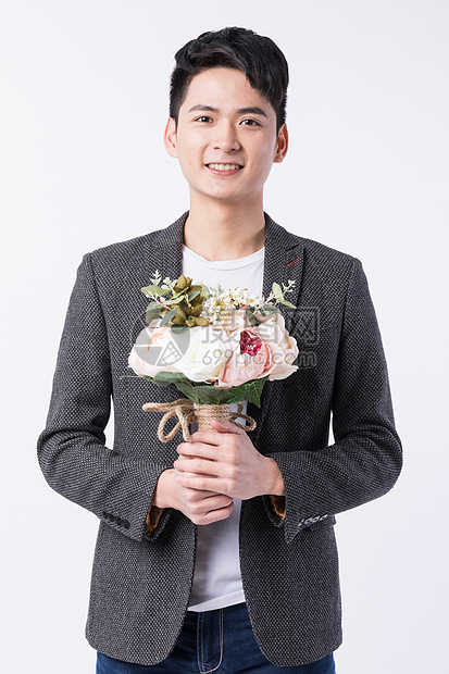 拿着花准备表白的帅气男生