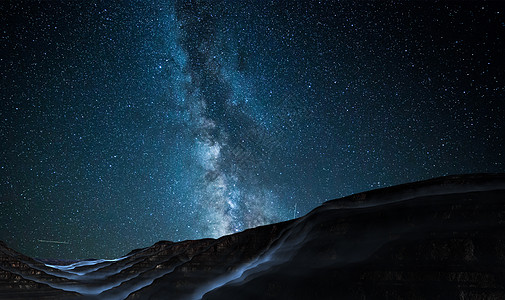 屋顶积雪山峰星空背景设计图片