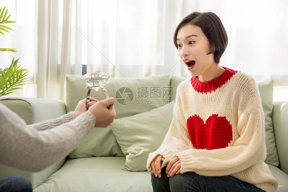 年轻男士情人节给女友送钻戒图片